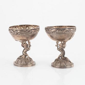 Bägare, två stycken, silver. Japan, 1900-tal. Otydliga mästarstämplar.
