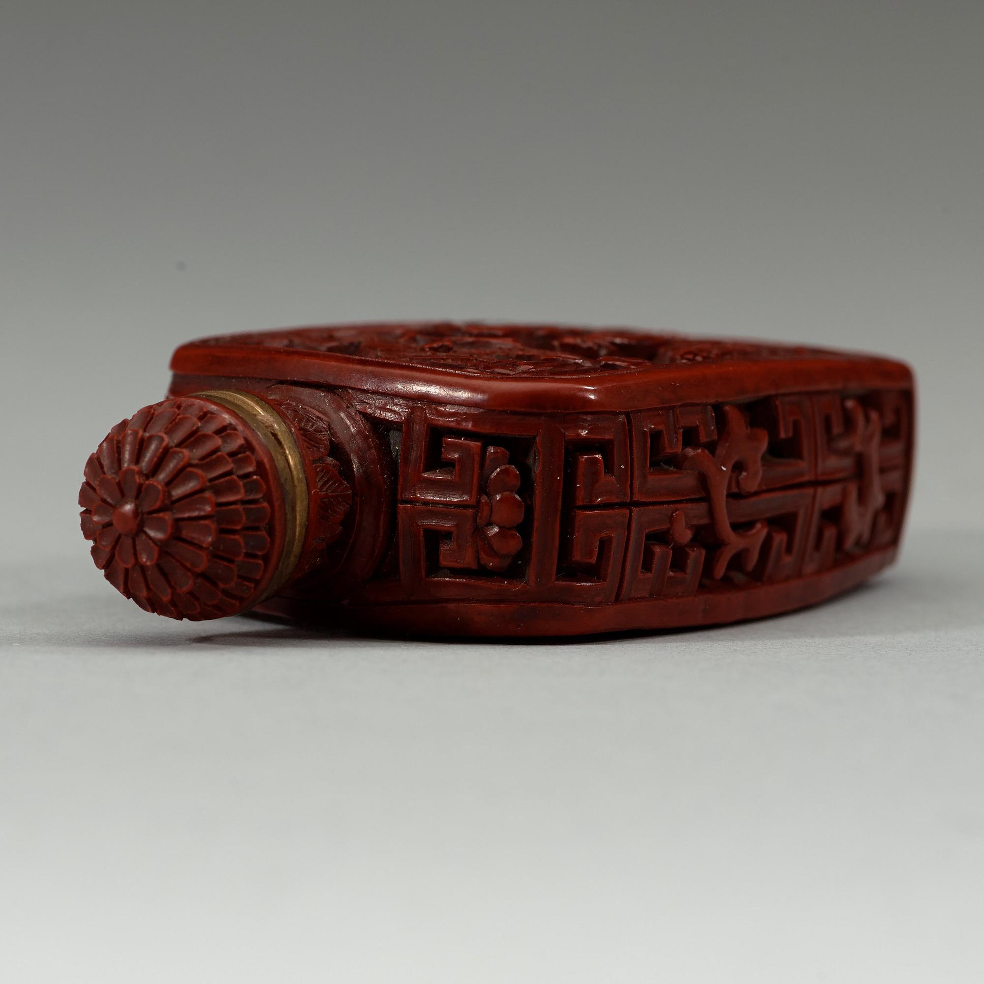SNUSFLASKA, röd lack. Qingdynastin, med Qianlong fyra karaktärers märke. 1800-tal.
