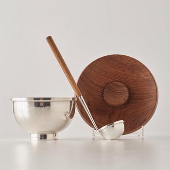 A Bertel Gardberg sauceboat and ladle, Helsinki Finland 1969.