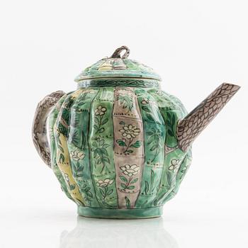 A set of three differently decorated tea pots with covers, Qing dynasty, 18century and 20th century.