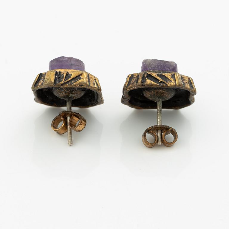 Pentti Sarpaneva, A bracelet, a pair of earrings, a ring, and a pendant, bronze with amethyst, Finland 1960s.