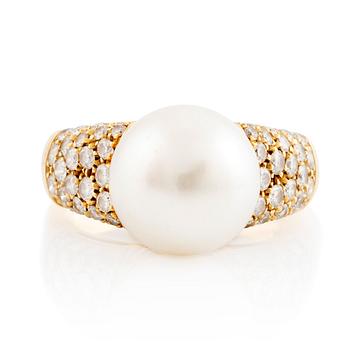 566. An 18K gold ring set with a cultured South Sea pearl and round brilliant-cut diamonds.