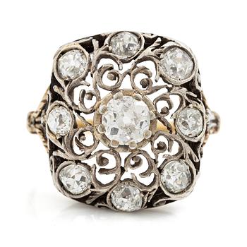 566. Ring 18K guld och silver med gammalslipade diamanter, tillskriven Buccellati.