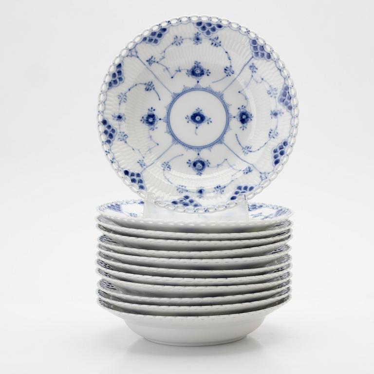 Royal Copenhagen, djupa tallrikar, 12 st, porslin, "Musselmalet helblonde", Danmark.