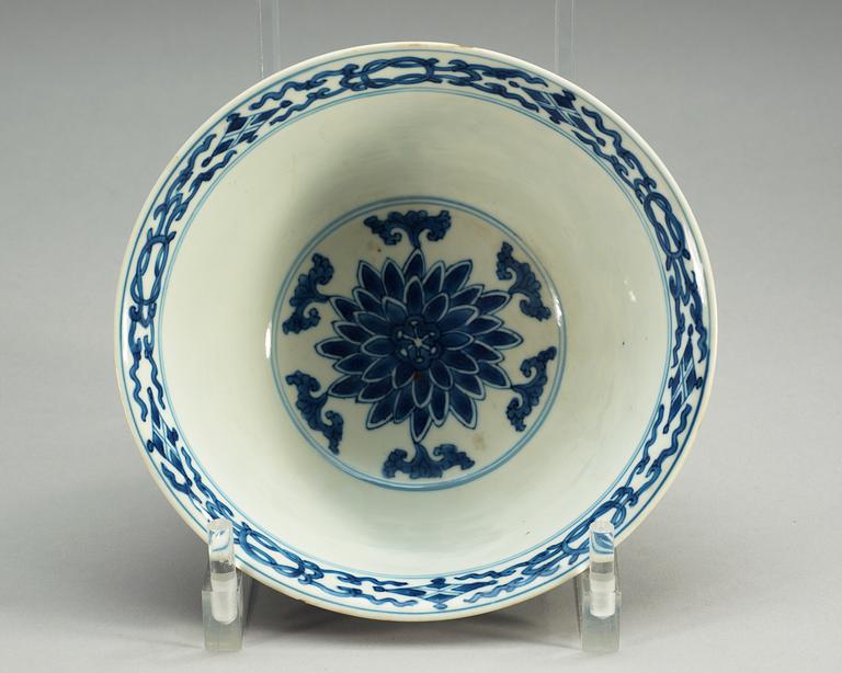 A blue and white bowl, Qing dynasty, Kangxi (1662-1722).