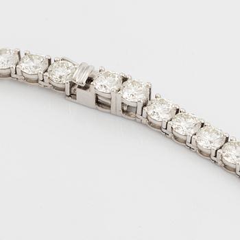 An 18K white gold necklace set with 148 round brilliant-cut diamonds.