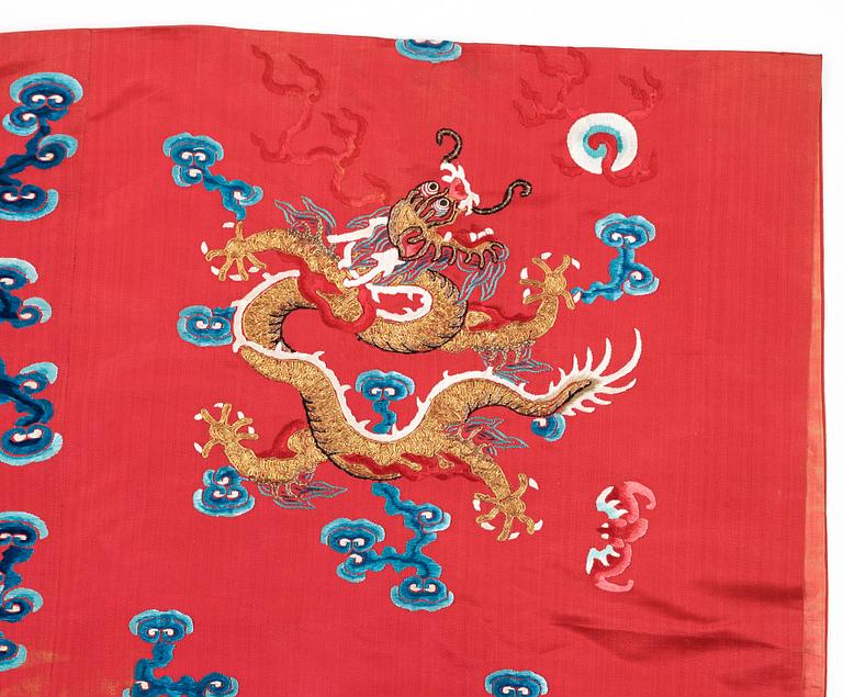 ROBE, silk. Height 112,5 cm. China, late Qing dynasty (1644–1911).