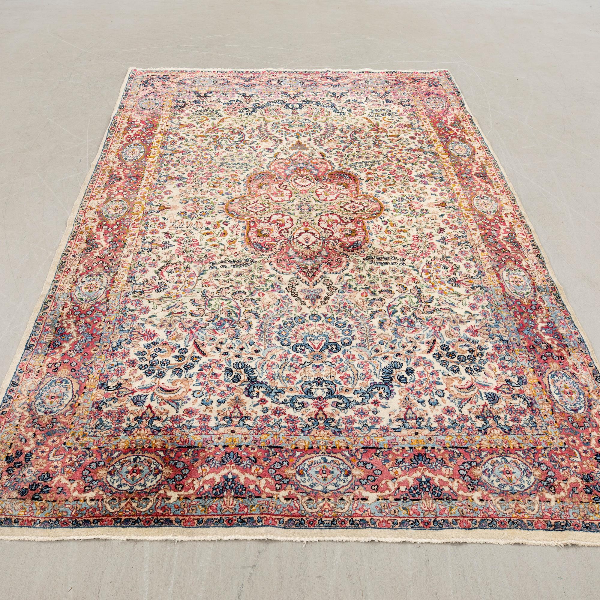 Carpet Kirman semi-antique approx. 265x175 cm.