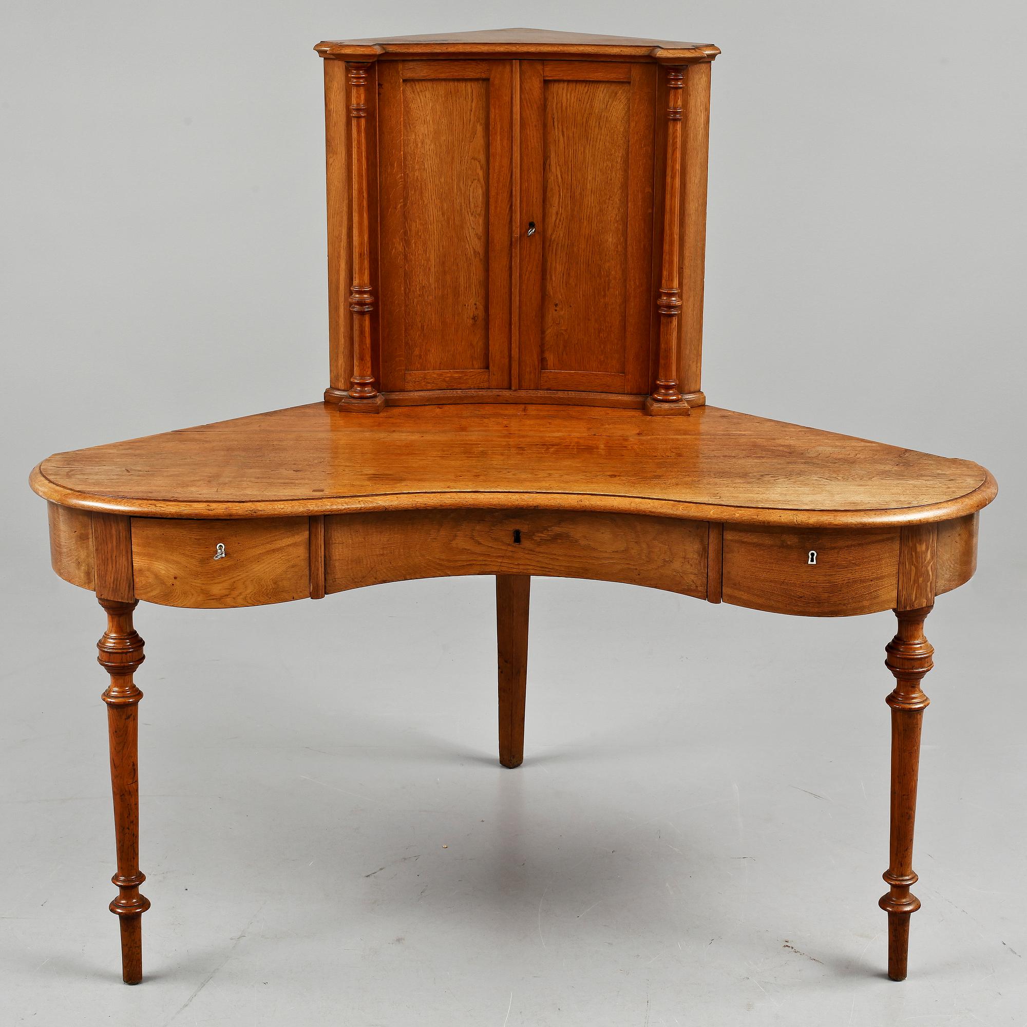 HÖRNSKRIVBORD, sekelskiftet 1900.