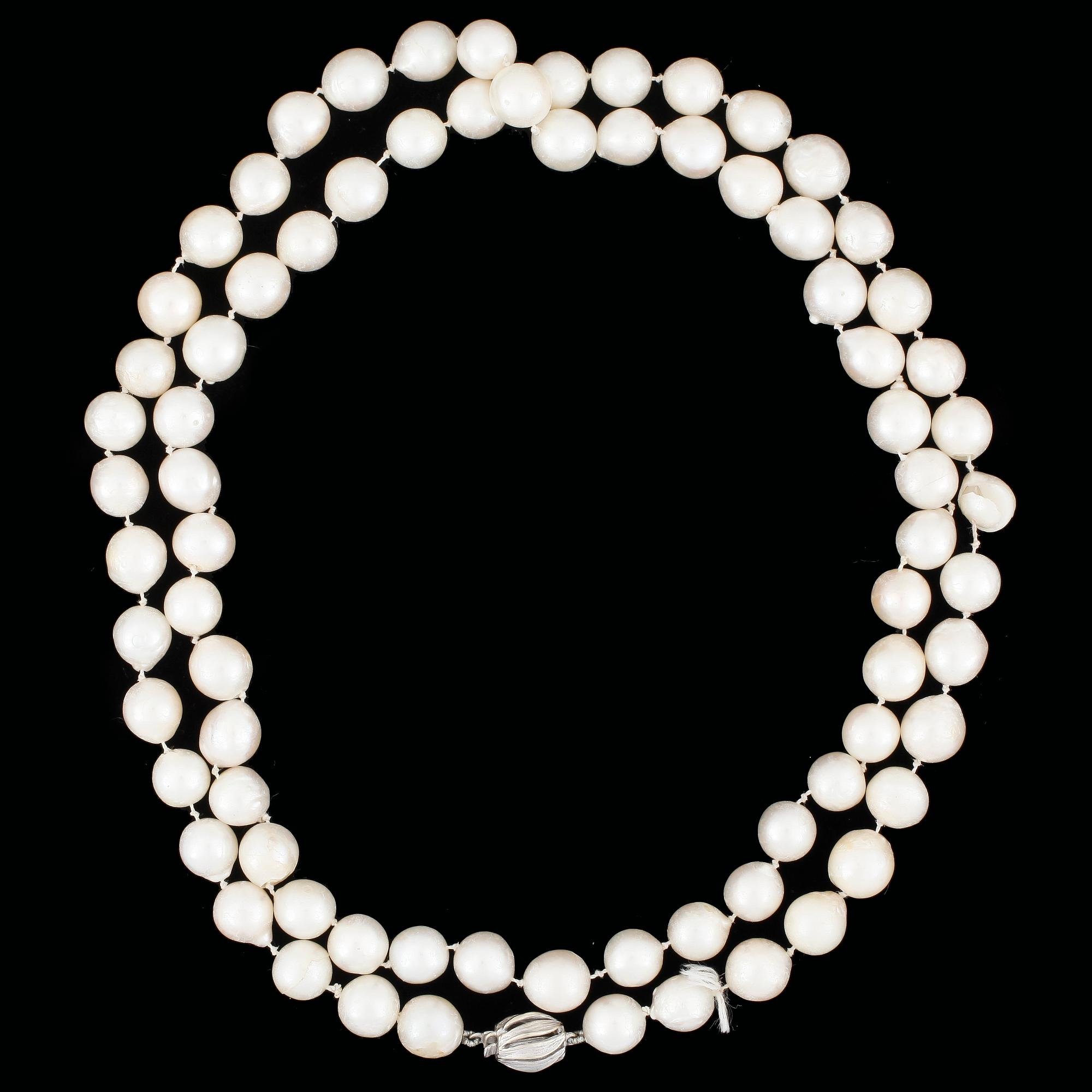 COLLIER, odlade saltvattenspärlor med lås i silver.
