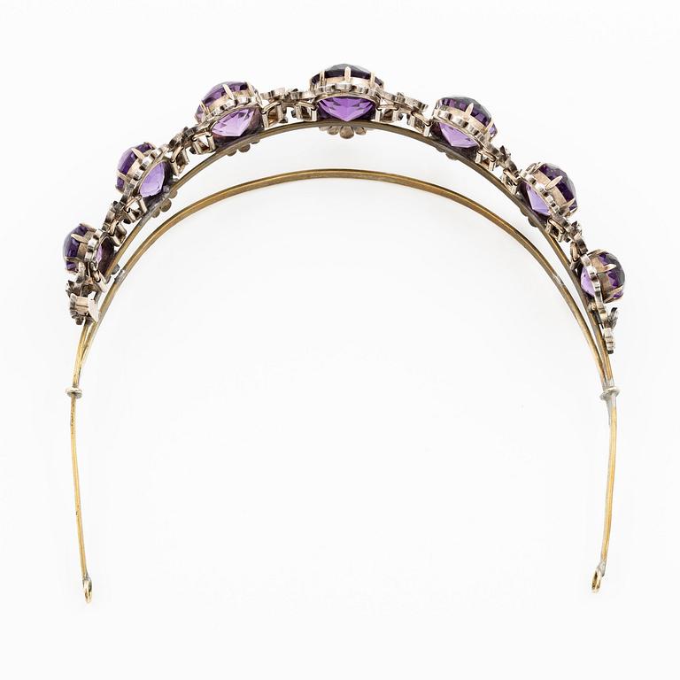 Diadem silver med ovala fasettslipade ametister och seedpärlor.