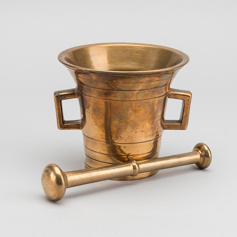 MORTEL med STÖT, mässing, 1700-tal/ sekelskiftet 1800.