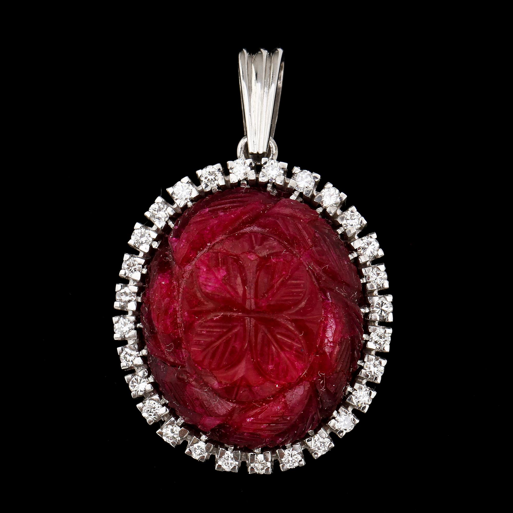 HÄNGE, 18k vitguld med skuren rubin, 0.56 ct, Stigbert, Stockholm, 1976. Vikt 11 g.