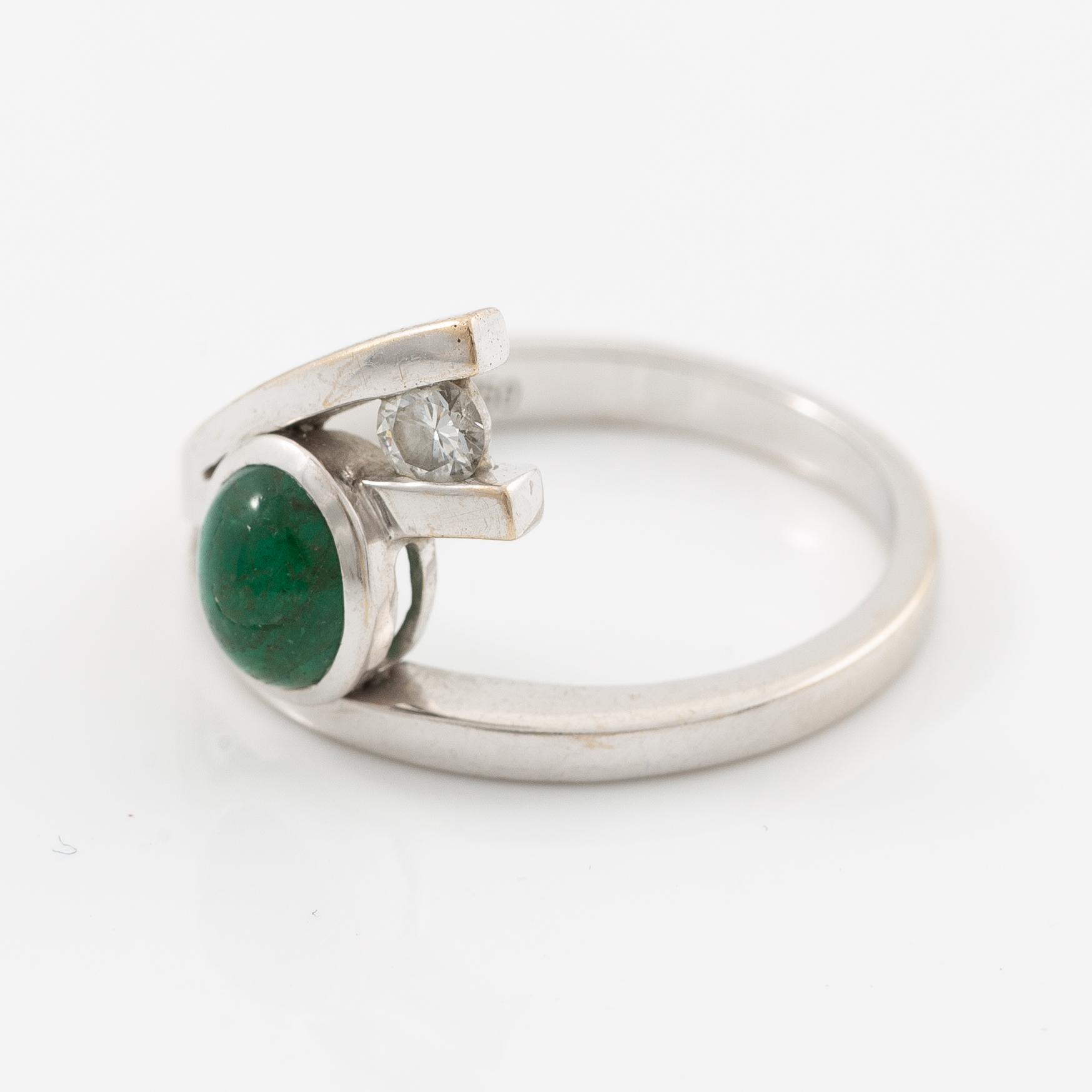 Ring, 18K white gold set with a cabochon-cut emerald and brilliant-cut diamonds.