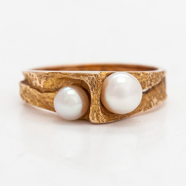 Björn Weckström, Ring "Viskning", 14K guld och odlade pärlor. Lapponia 1971.