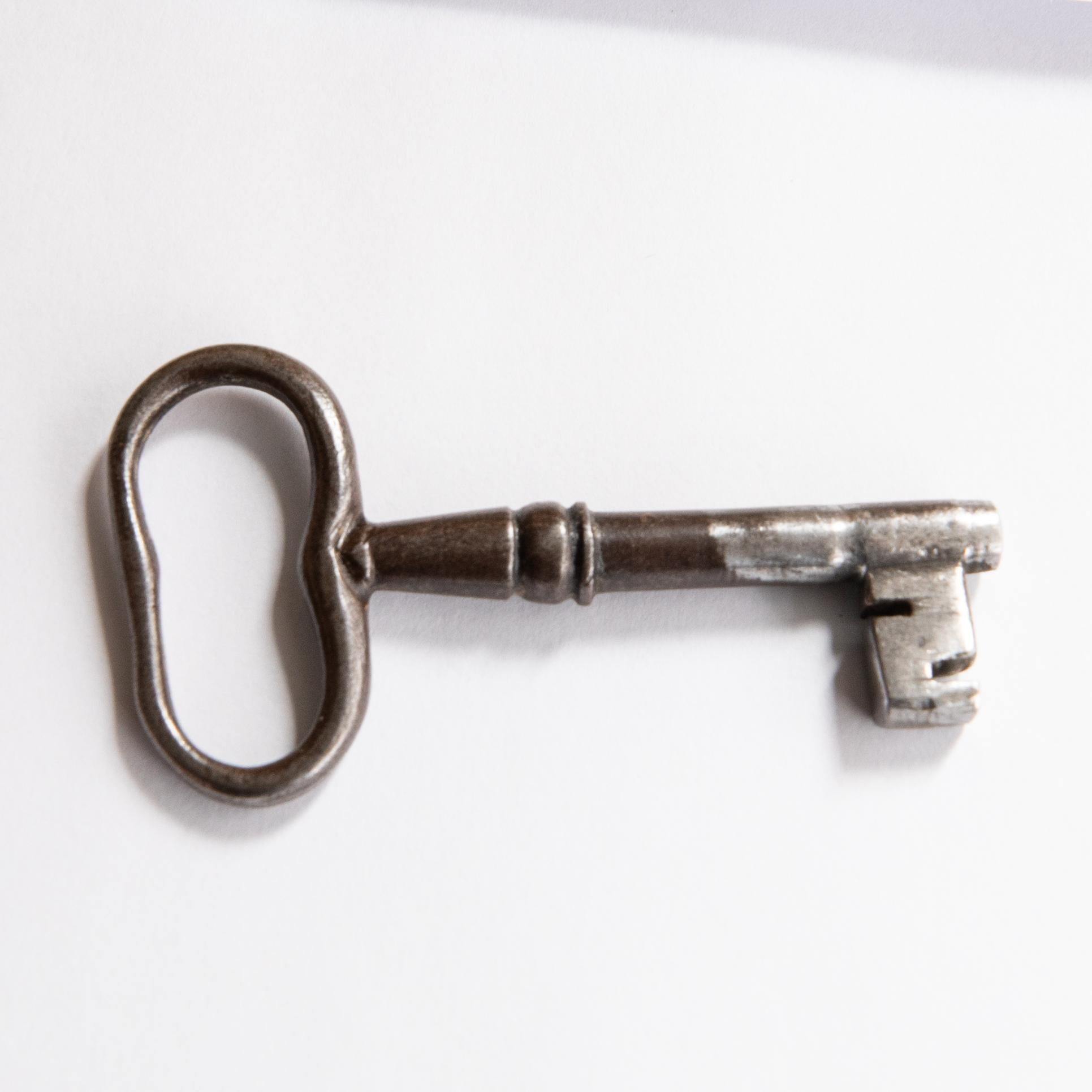 Skåp/Kolonnskåp Empire 1800-talets mitt Danmark.