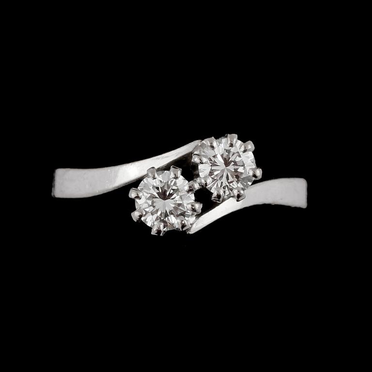 RING, 18k guld med två briljantslipade diamanter, tot 0.62 ct, stämplad MAG, Göteborg, 1981. Vikt 4 g.