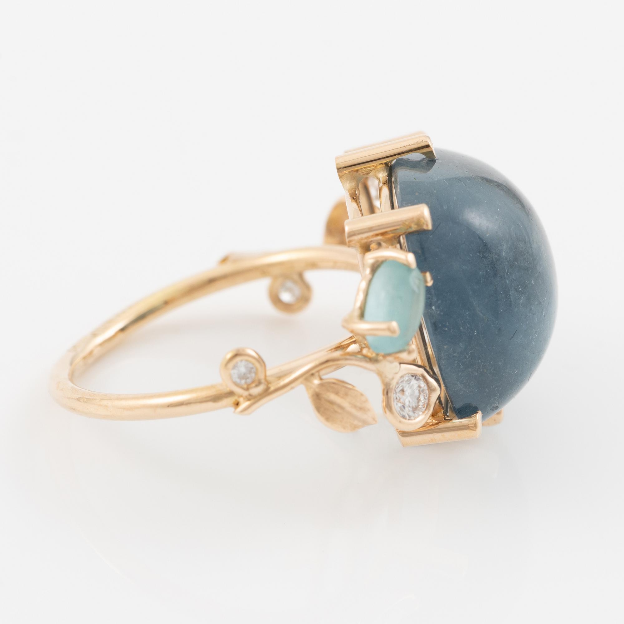 Ring, Mandelstam, 18K guld med cabochonslipad blå turmalin, apatiter och briljantslipade diamanter.