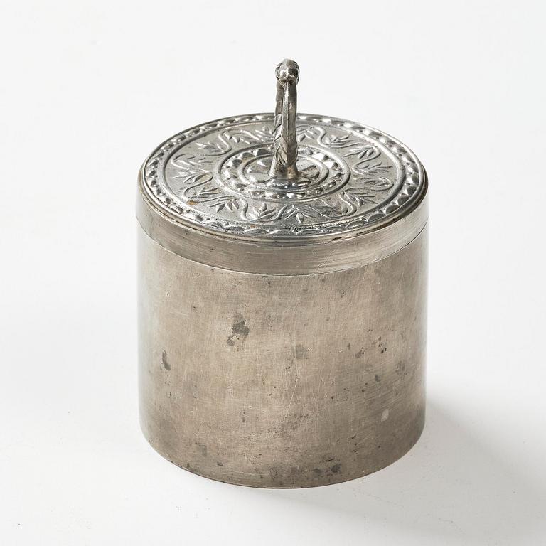 Firma Svenskt Tenn, a lidded pewter box model "A 742", Stockholm, 1929.
