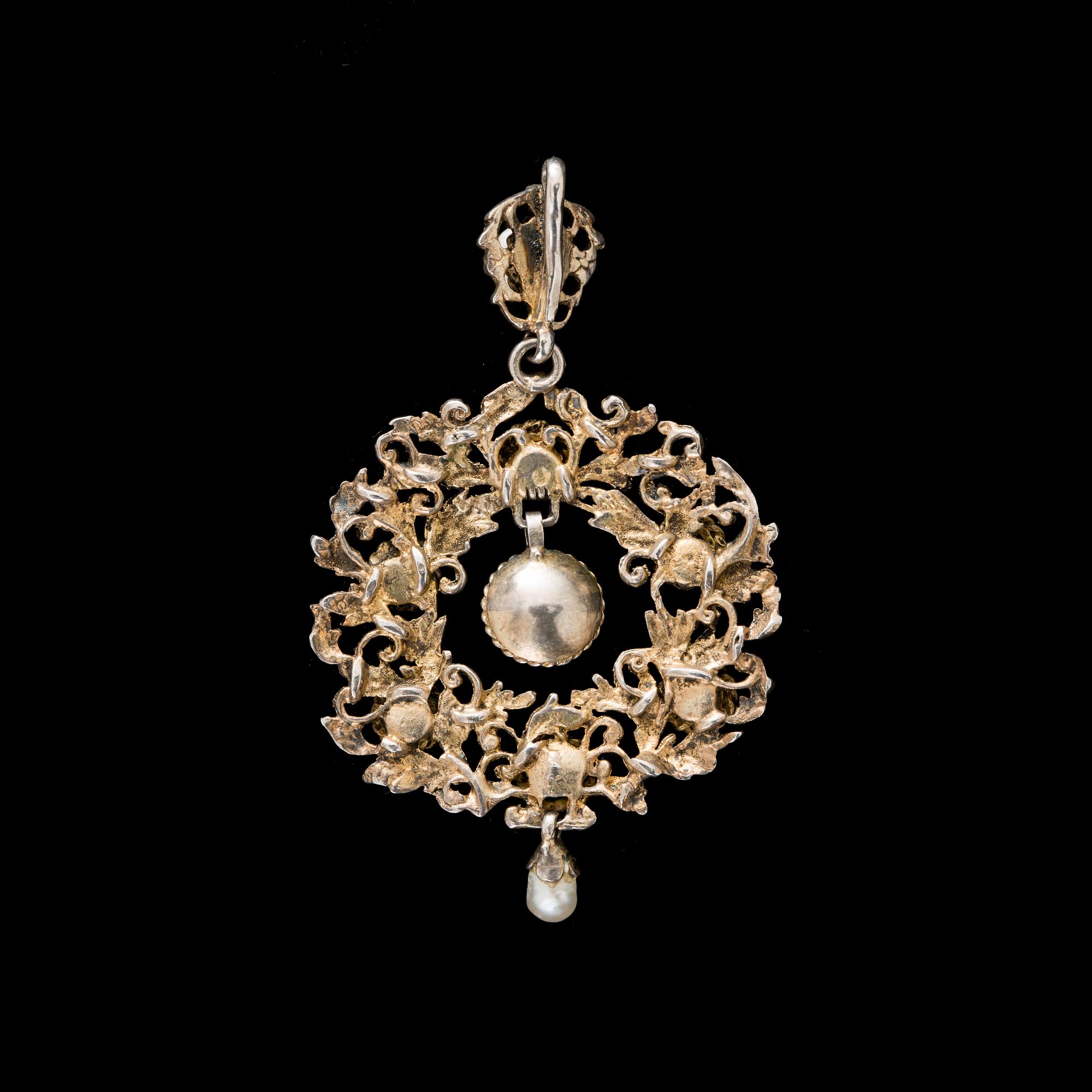 HALSSMYCKE, silver. 1900-talets första hälft. Vikt ca 4,5 gram.