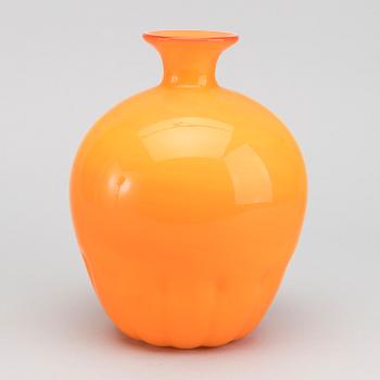 A 1960-70's CENEDESE MURANO GLASS VASE.