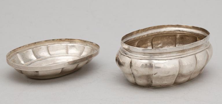 DOSA, silver, barockstil, oidentifierade stämplar, 1800-tal. Vikt: 100 gram.