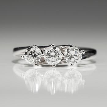 RING, vitguld 18K med 3 briljantslipade diamanter tot. 0,91 ct. Vikt 3,18 g. Intyg.