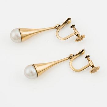 Ett par örhängen och en brosch, 18K och 14K guld med pärlor och små rosenslipade diamanter.