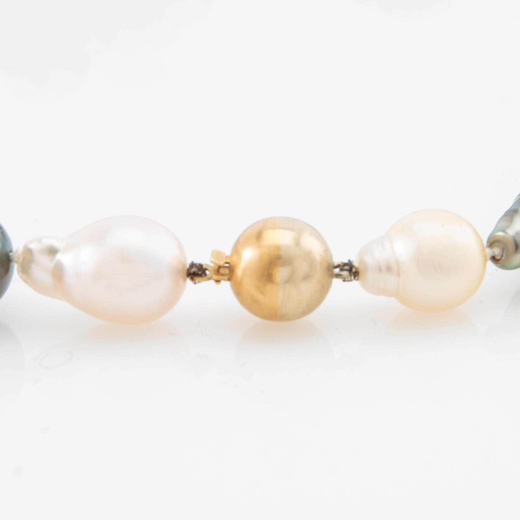 Necklace, Tahitian and South Sea pearls, clasp in 18K gold.