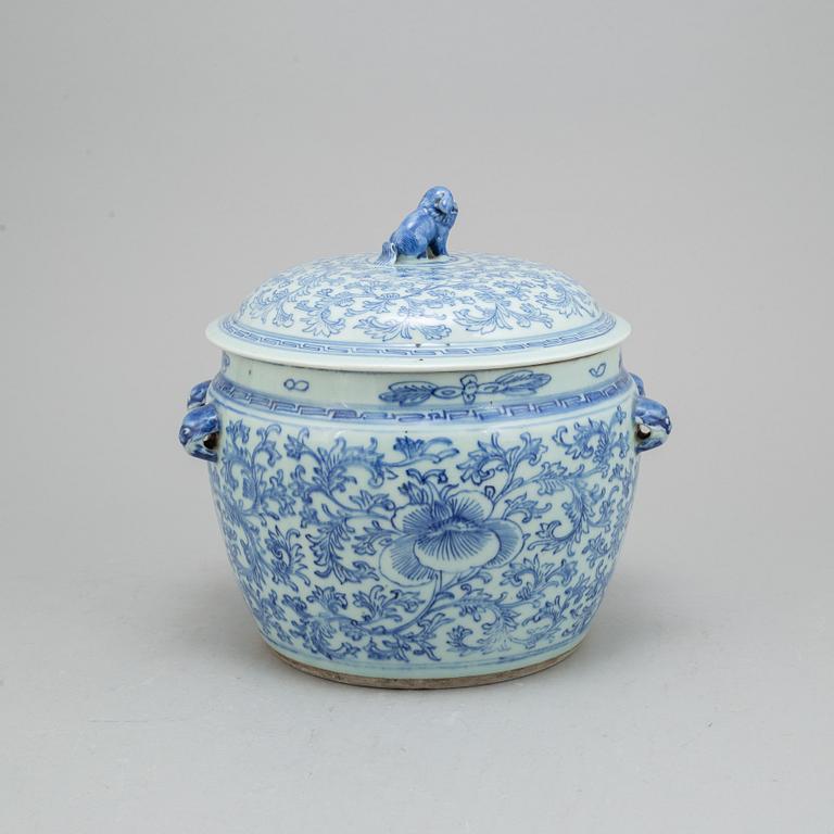 A Chinese blue and white porcelain food container with lid, Qing dynasty, 19th century.