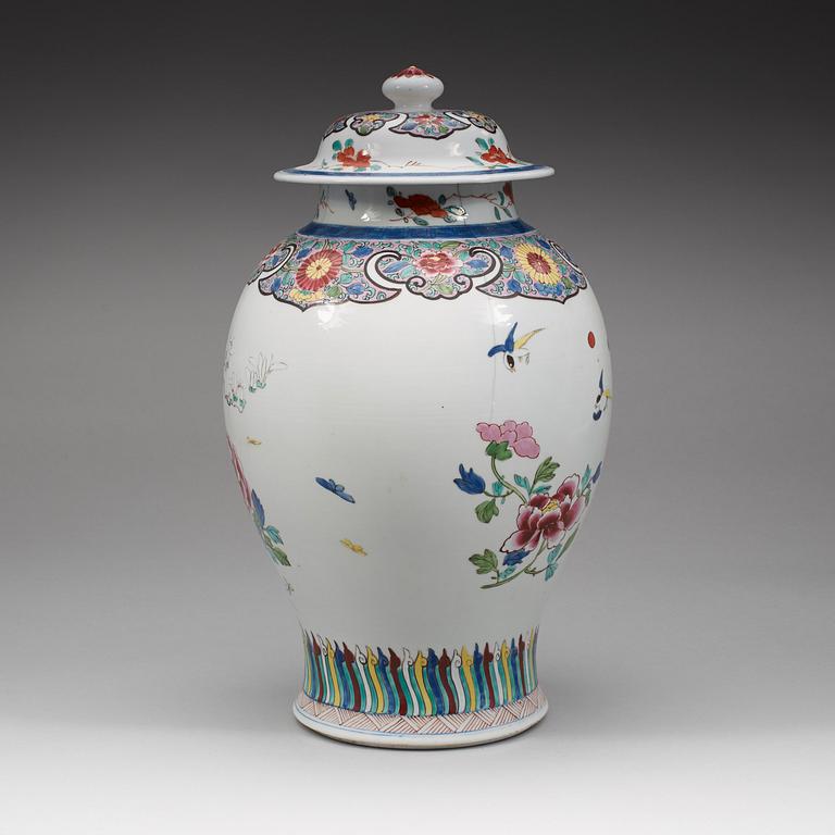 A famille rose jar with cover, Qing dynasty, 19th Century.