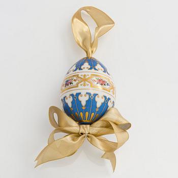 A Russian porcelain Easter egg from around the turn of the 20th Century.