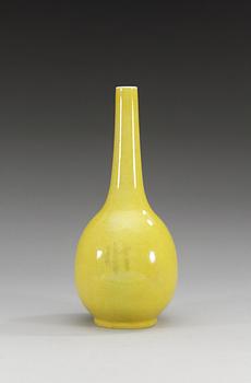 A yellow glazed vase, late Qing dynasty (1644-1912).