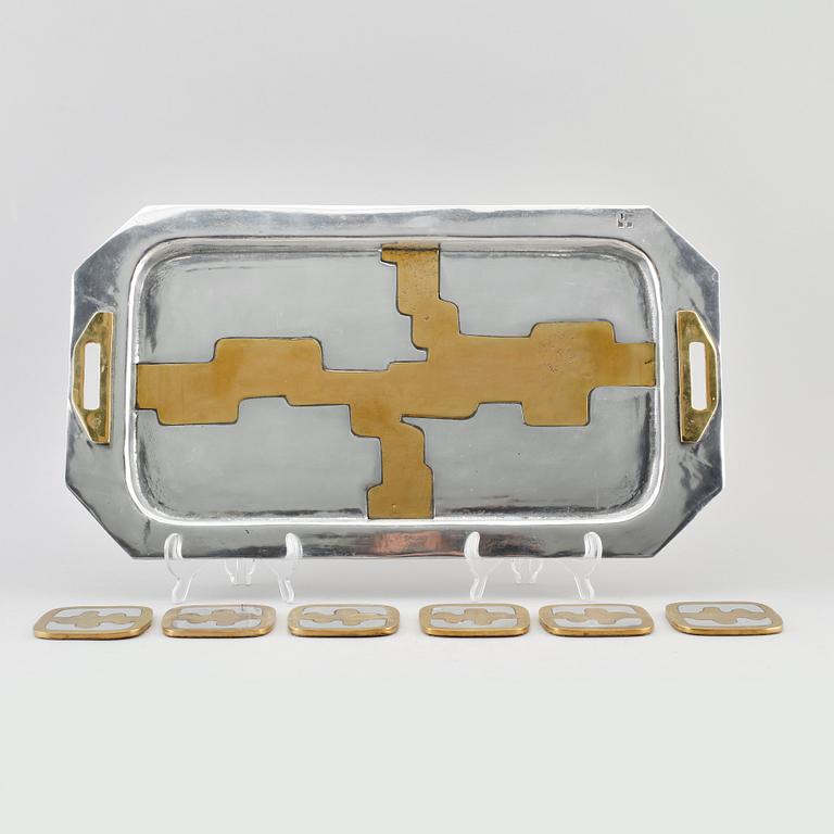 BRICKA SAMT UNDERLÄGG, 6 st, mässing och metall, David Marshall, Spanien, 1900-talets andra hälft.