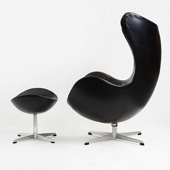 ARNE JACOBSEN, a black leather "Egg" chair with ottoman, Fritz Hansen, Denmark 1960's.