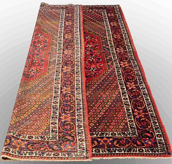 A carpet, Semi-antique Baktiari, ca 303 x 170 cm.
