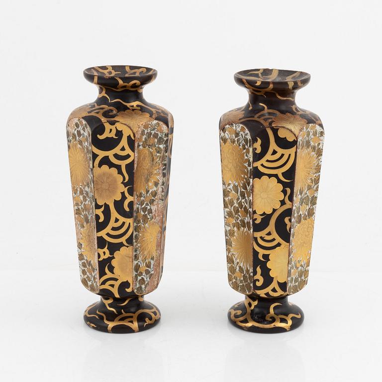 Vaser, ett par, lackerade. Japan, Meiji (1868-1912).