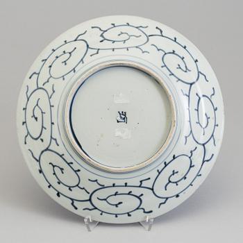 A Japanese blue and white porcelain dish, 19th century.