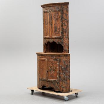 A cabinet for av corner, first half of the 19th Century.