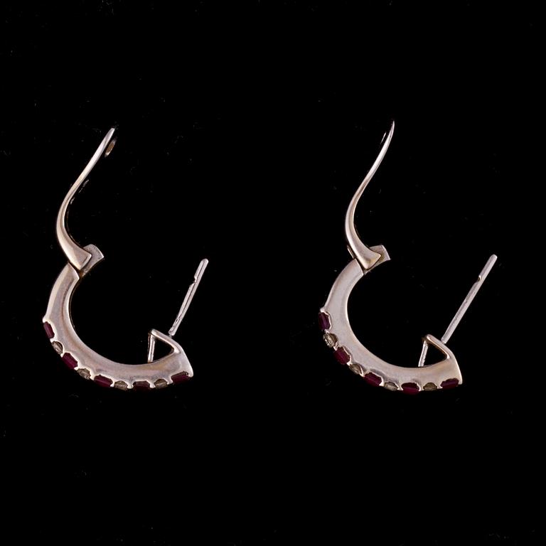 ÖRHÄNGEN, 18K vitguld, diamanter, rubiner. Vikt ca 5,8 g.