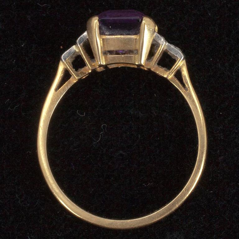 RING, 18K guld, platina, ametist, 8/8 slipade diamanter ca 0.20 ct. 1900 t första hälft. V. 3,5 g.