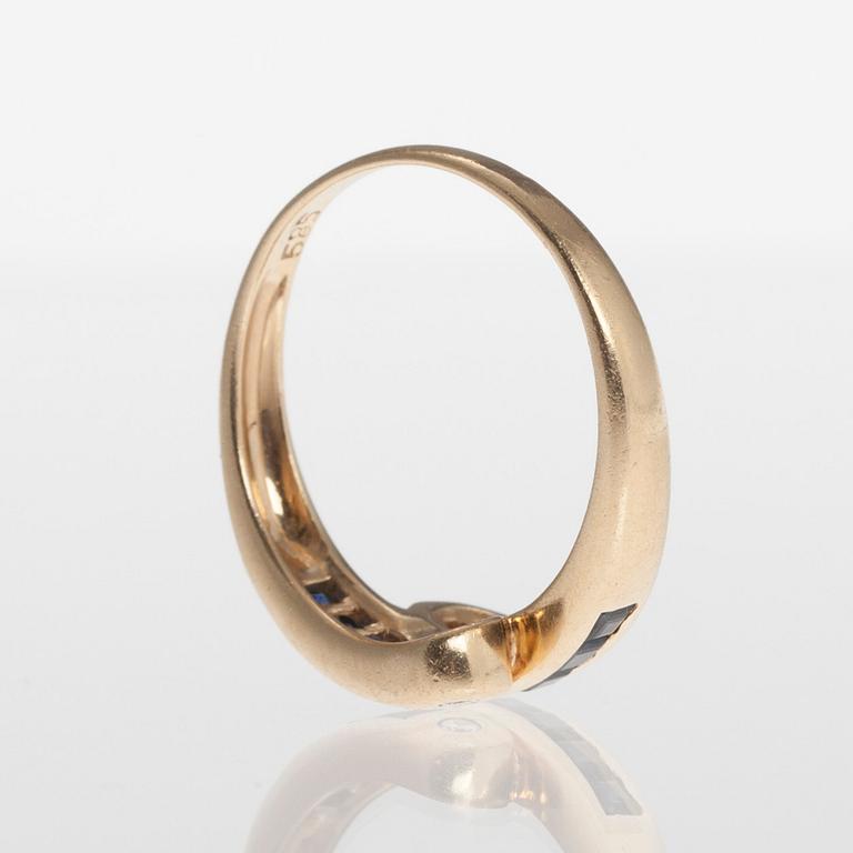 RING, 14K guld, 8 trappslipade safirer, 2 små diamanter, finska stämplar 1994. Vikt 3,3 g.