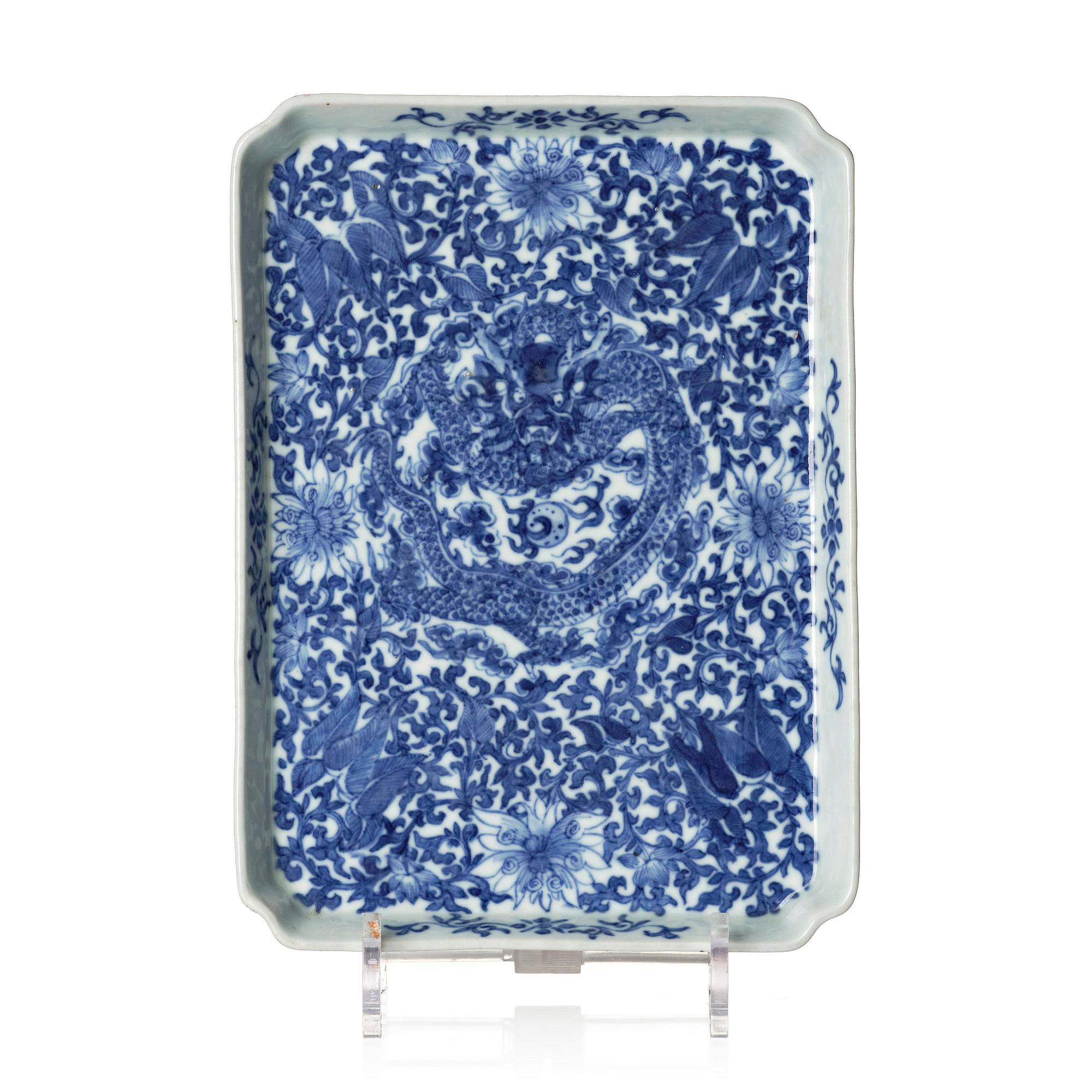 A blue and white dragon tray, Qing dynasty, 19th century.