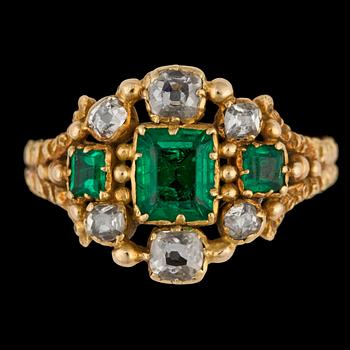 1351. RING, trappslipad smargd samt antikslipade diamanter, ca 1850.