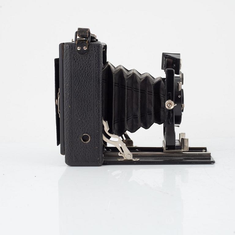 A pair of 1930s cameras, one Kodak Folding Brownie Six-20 and an Ica Icarette. Earlier half of the 20:th century.