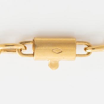 An 18K gold necklace.