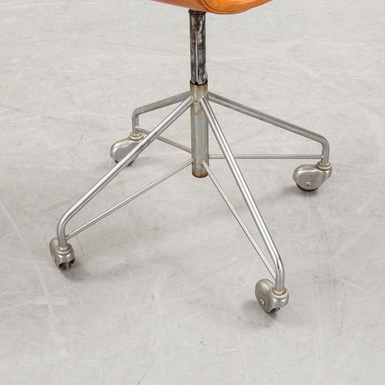 ARNE JACOBSEN, chair, "Sjuan", Fritz Hansen. Nr. 3117.