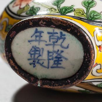 SNUSFLASKOR, 2 st, porslin samt SNUSFLASKOR, 3 st, emaljerad koppar, Kina 1900-tal.