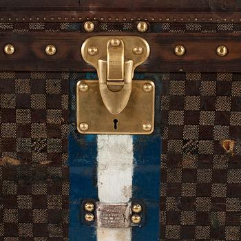 LOUIS VUITTON, damier trunk.