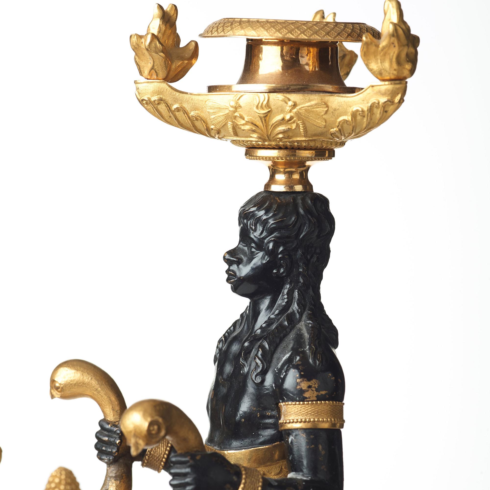 HÖGKLASSIGA KANDELABRAR, för tre ljus, ett par, empire, omkring år 1810.